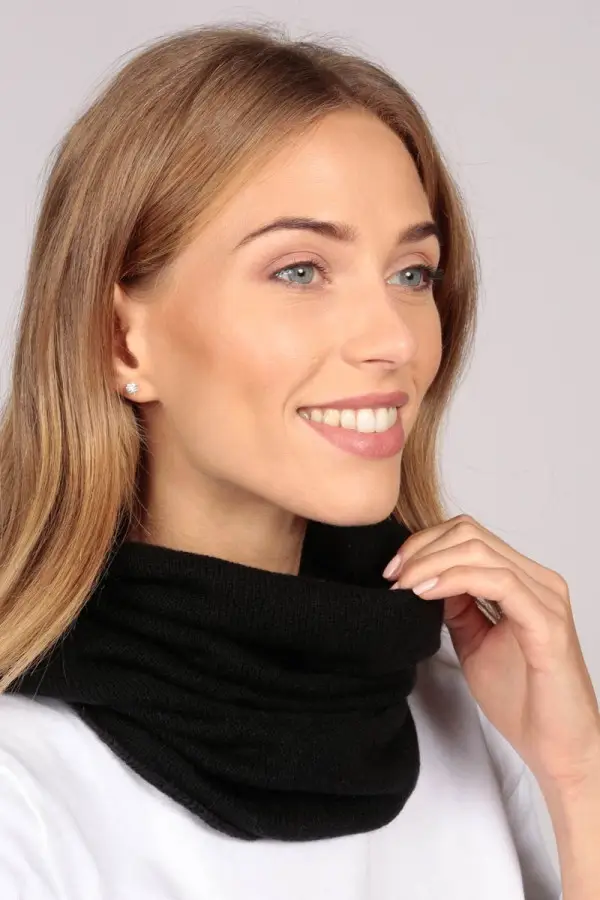 Cashmere snood in black