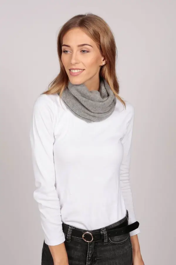 Cashmere snood in light grey