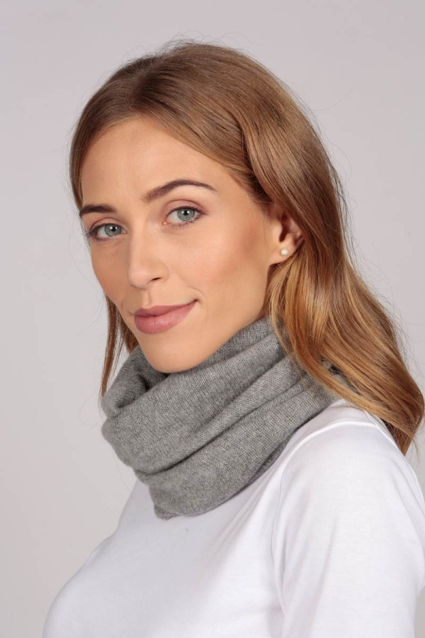 Cashmere snood in light grey