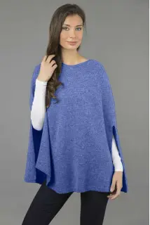 Poncho-cape pur cachemire à maille lisse en bleu pervenche