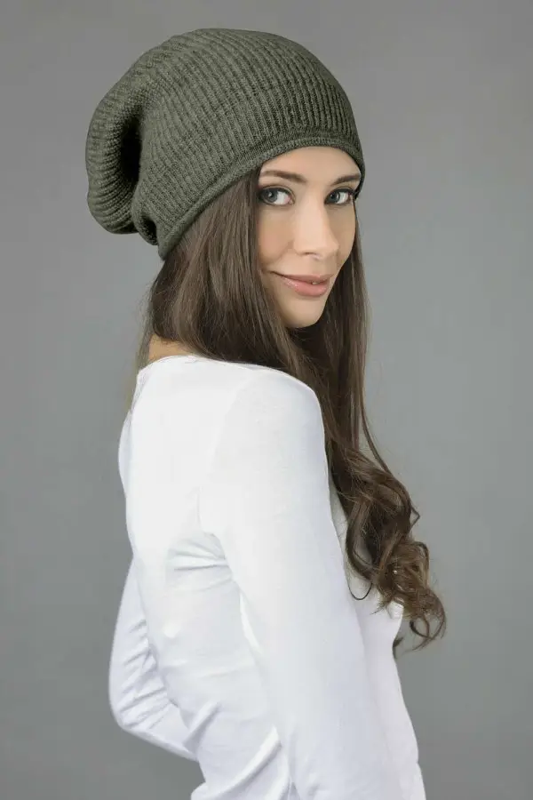 Reine Kaschmir Rippenstrick Slouch Beanie Mütze in Militärgrün
