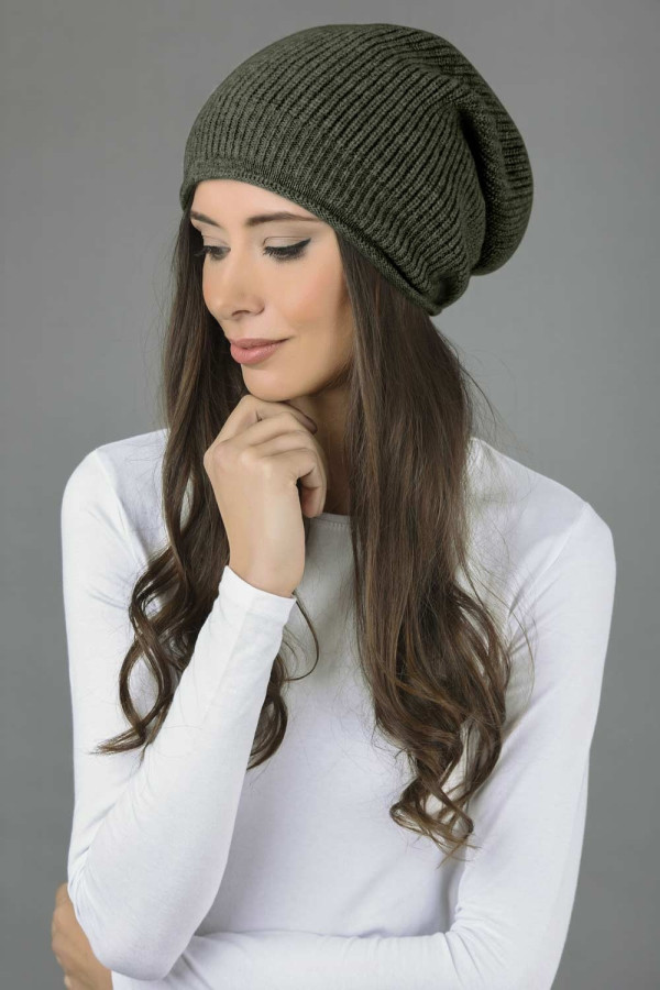 Bonnet long côtelé tricoté en pur cachemire en vert militaire