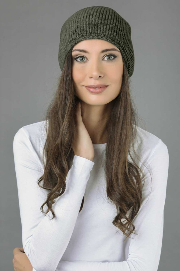 Bonnet long côtelé tricoté en pur cachemire en vert militaire
