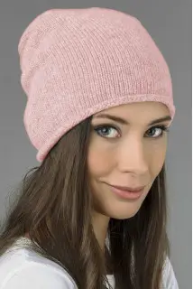 Bonnet long slouchy à maille lisse pur cachemire en rose bébé pour femme.
