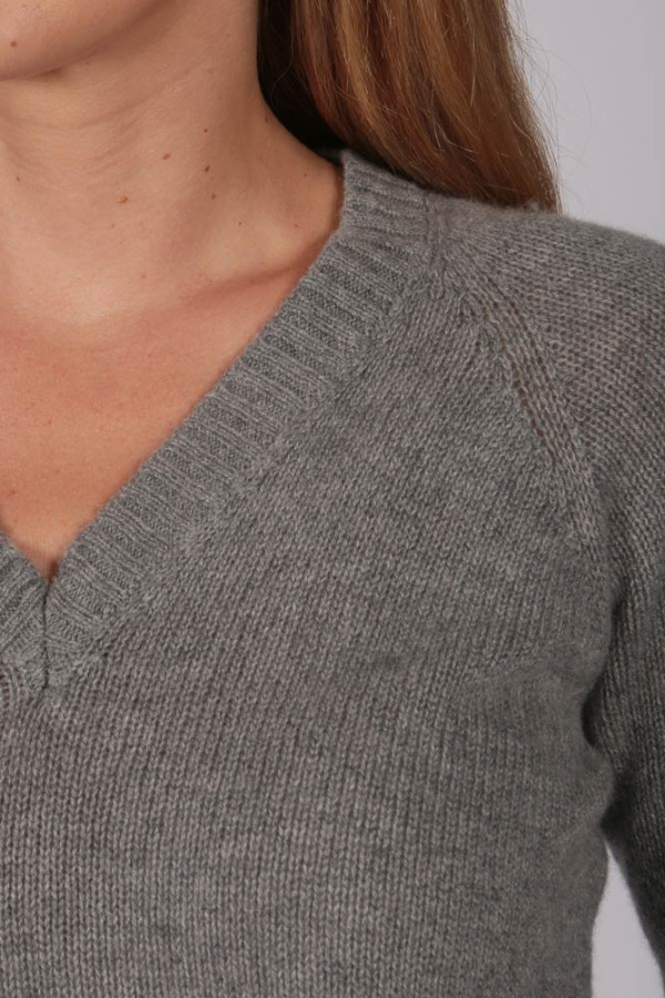 Kaschmirpullover mit V-Ausschnitt hellgrau