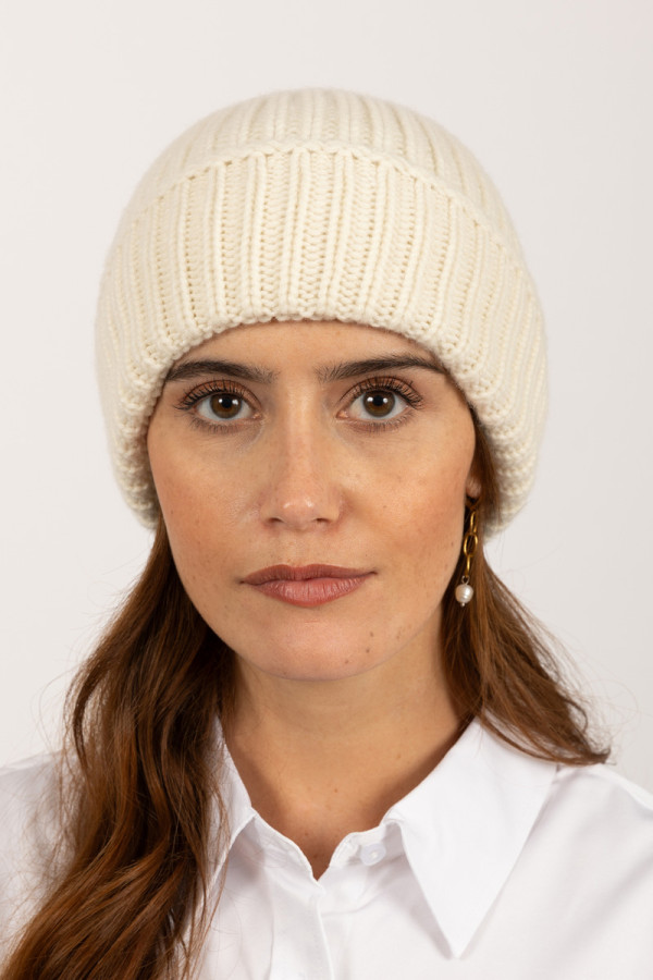 Cappello in cashmere a maglia grossa color bianco panna